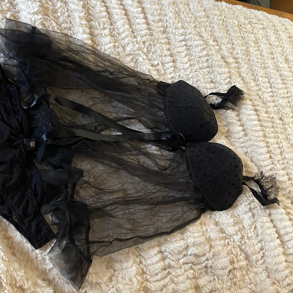 36d/large Victoria’s Secret babydoll lingerie. Tie front